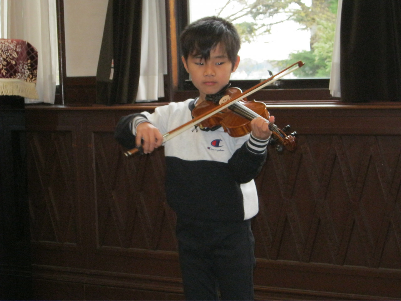 バイオリンを弾いている男の子