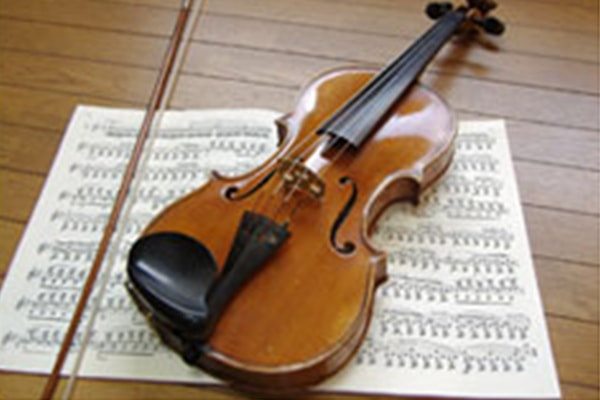 楽譜とバイオリン