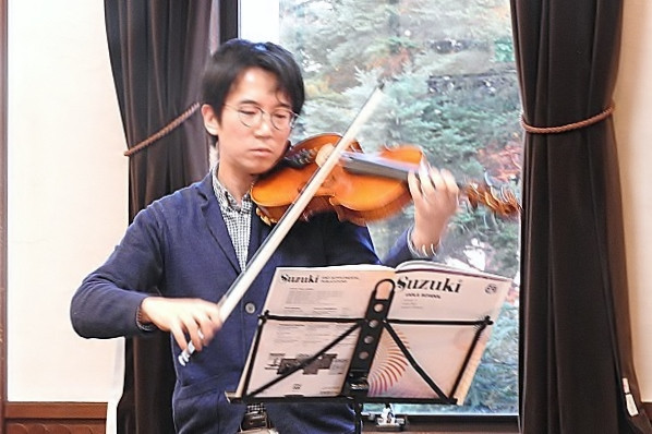 バイオリンを弾いている男性